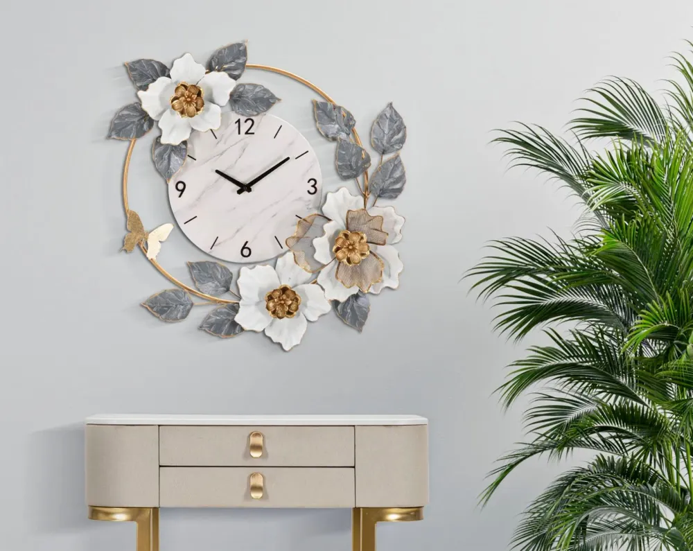 Blumen- und Blattmuster Wanduhr aus Metall