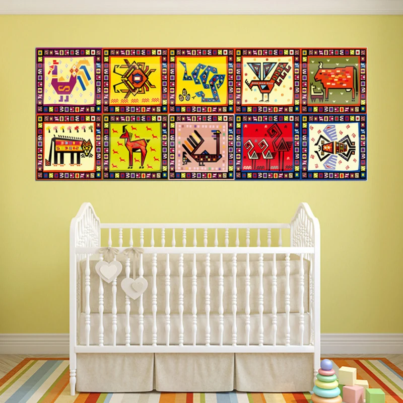 Kindertapeten mit Stammesmuster und Tiermotiven Rot-Gelb-Grün zum Aufkleben für das Babyzimmer Clearhalo