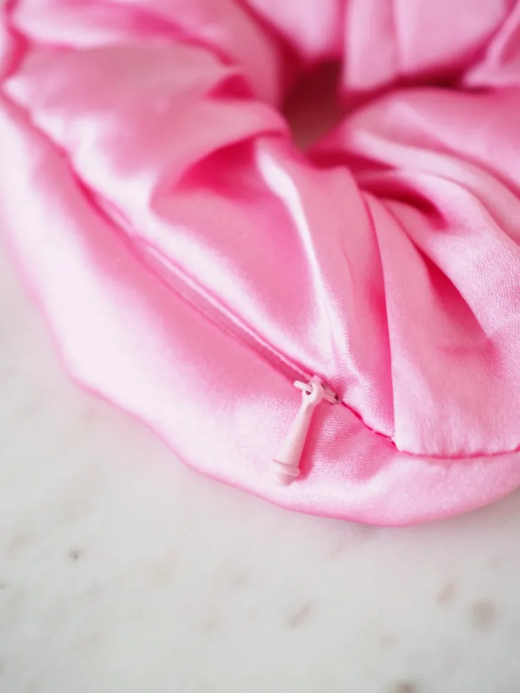 CRYSTAL SCRUNCHIE 100% Maulbeerseiden Haargummi mit Kristall Tasche & Schwarzem Turmalin - GIRLY ROSA