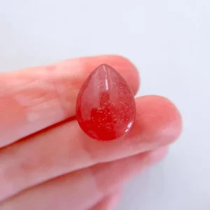 Erdbeer Quarz . Roter Aventurin Mini Tropfen Gravur . Strawberry Quartz Mini Drop Carving ca. 2 cm Carving - Aus China