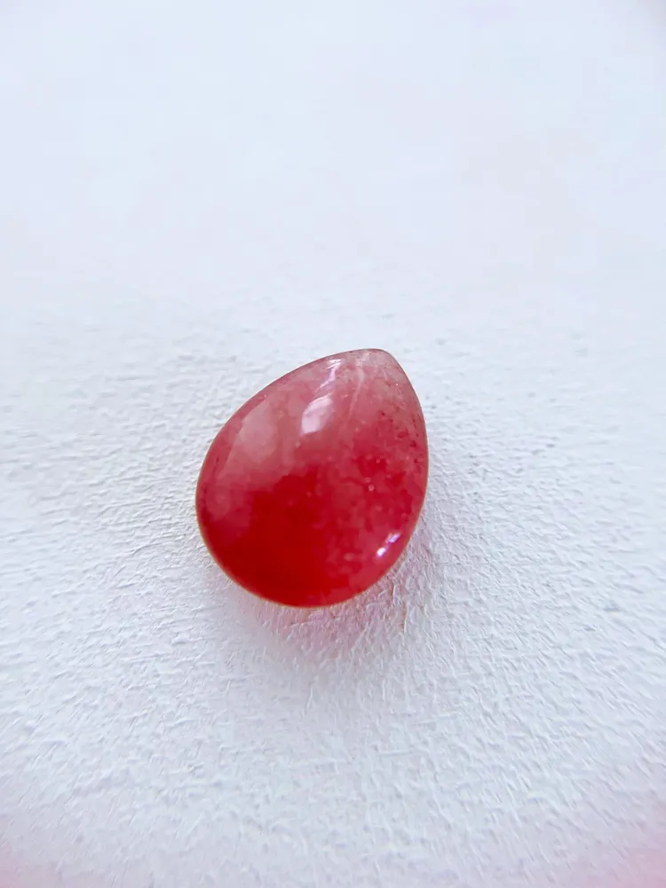 Erdbeer Quarz . Roter Aventurin Mini Tropfen Gravur . Strawberry Quartz Mini Drop Carving ca. 2 cm Carving - Aus China