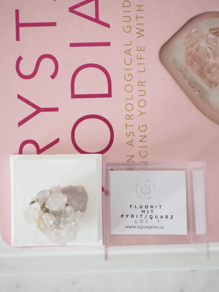 Fluorit mit Pyrit & Sugar Coating . MINI MINERALS BOX 4x4cm - aus China