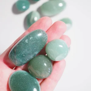 Grüner Aventurin Trommel Stein . Green Aventurine Tumble ca. 2-3cm - aus Indien