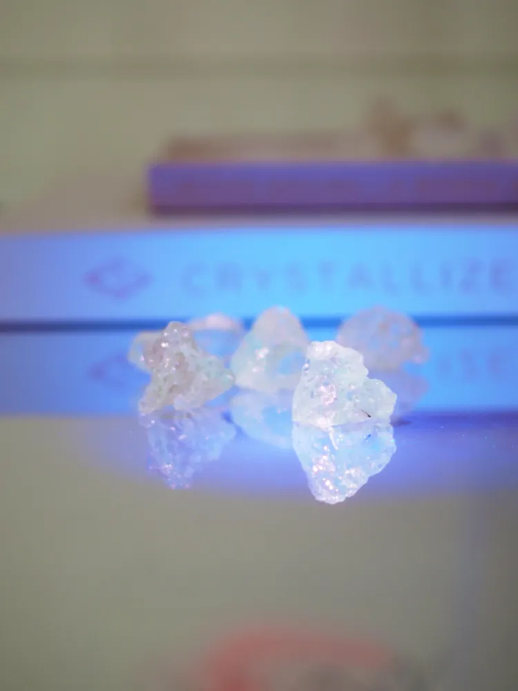 Hyalit Opal Specimen ca. 1.5 - 2 cm - Namibia UV REAKTIV