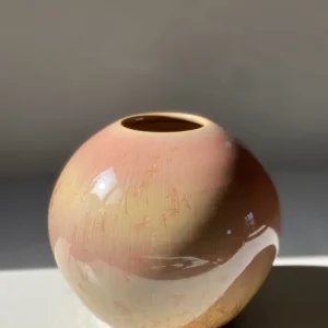 Kugelvase mit goldenen Kristallen