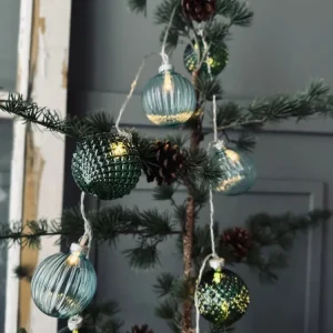 Lichterkette mit grünen Glaskugeln