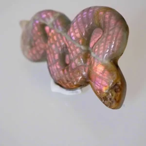 Lila Gold Labradorit Schlange Gravur . Purple Golden Labradorite Snake Carving M ca. 5.5 - 7.5 cm - aus Madagascar . China