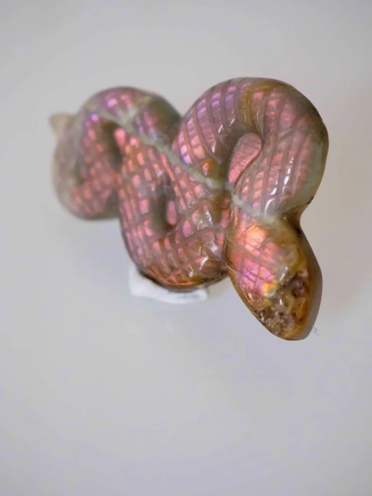 Lila Gold Labradorit Schlange Gravur . Purple Golden Labradorite Snake Carving M ca. 5.5 - 7.5 cm - aus Madagascar . China