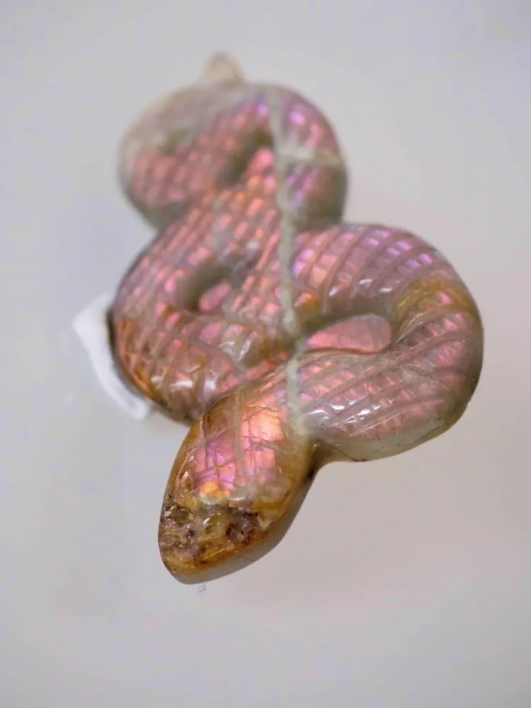 Lila Gold Labradorit Schlange Gravur . Purple Golden Labradorite Snake Carving M ca. 5.5 - 7.5 cm - aus Madagascar . China