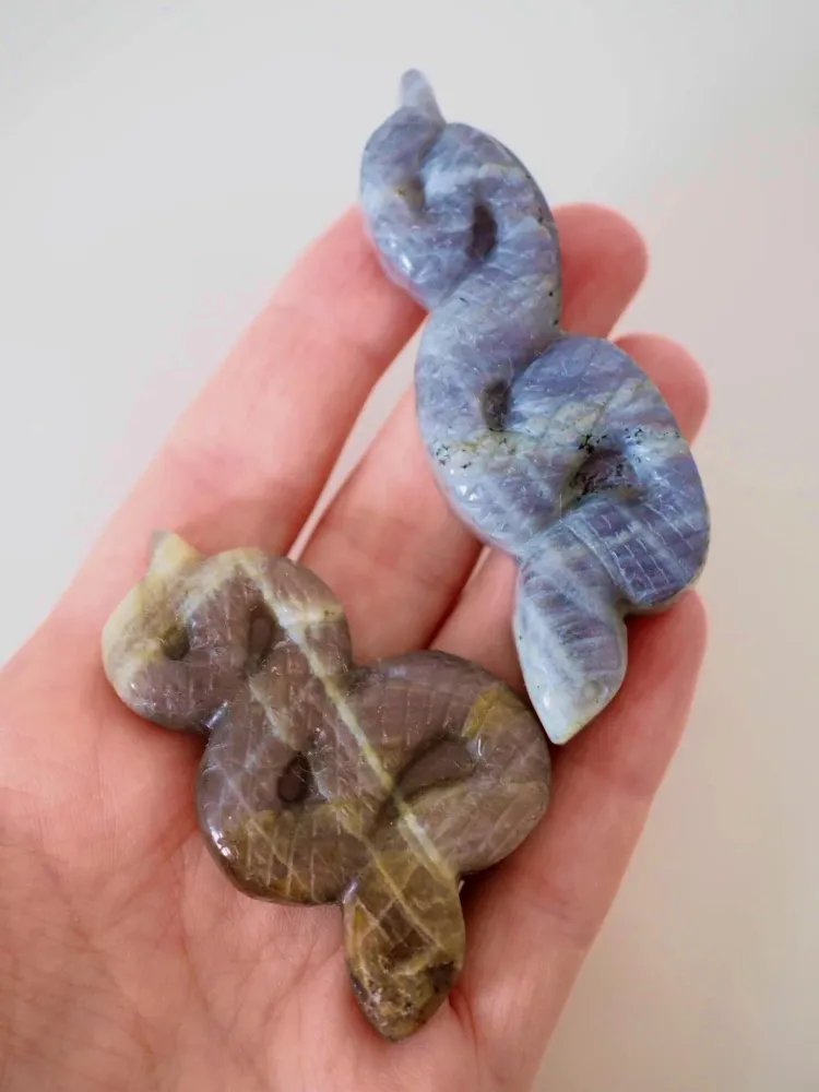 Lila Gold Labradorit Schlange Gravur . Purple Golden Labradorite Snake Carving M ca. 5.5 - 7.5 cm - aus Madagascar . China