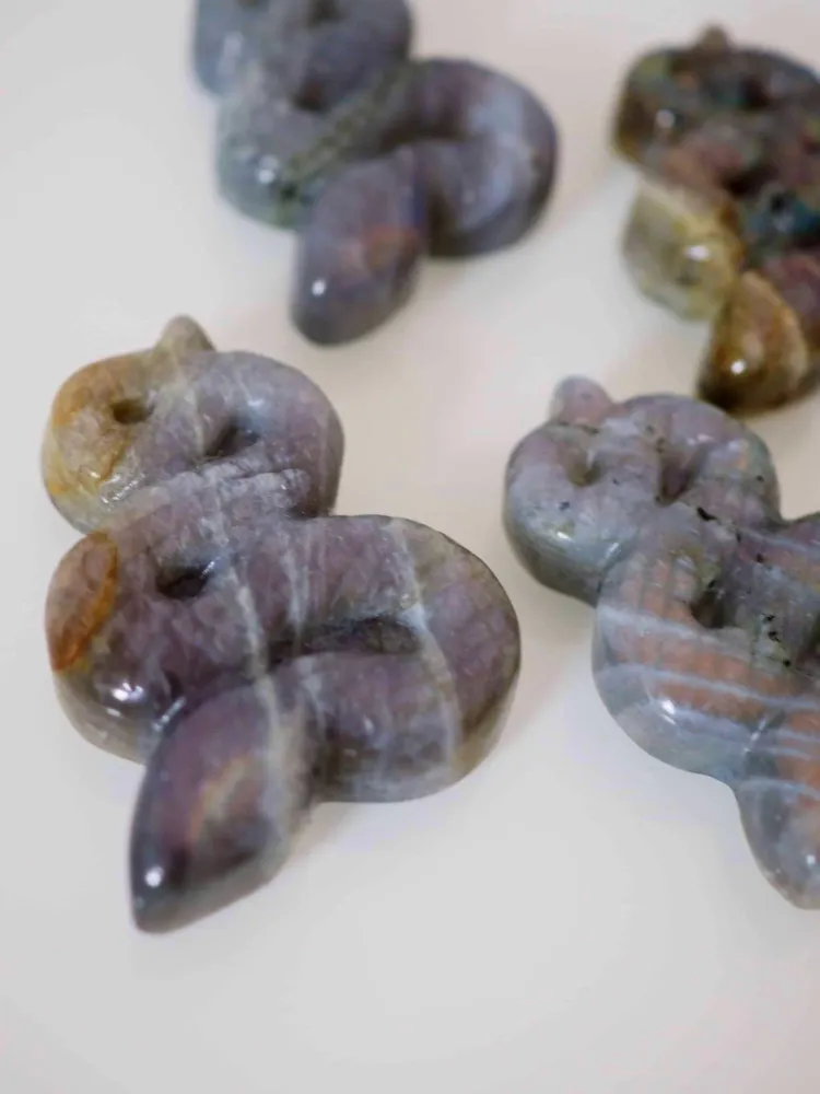 Lila Gold Labradorit Schlange Gravur . Purple Golden Labradorite Snake Carving M ca. 5.5 - 7.5 cm - aus Madagascar . China