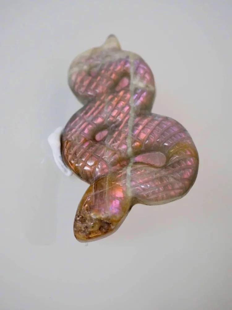 Lila Gold Labradorit Schlange Gravur . Purple Golden Labradorite Snake Carving M ca. 5.5 - 7.5 cm - aus Madagascar . China