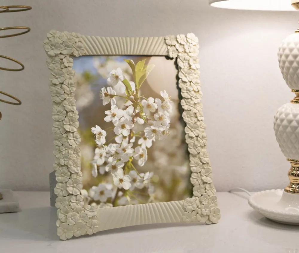 Soft-Line Blumenrahmen aus Kunstharz 20×25 cm – Elegantes, geschwungenes Design Mauro Ferretti
