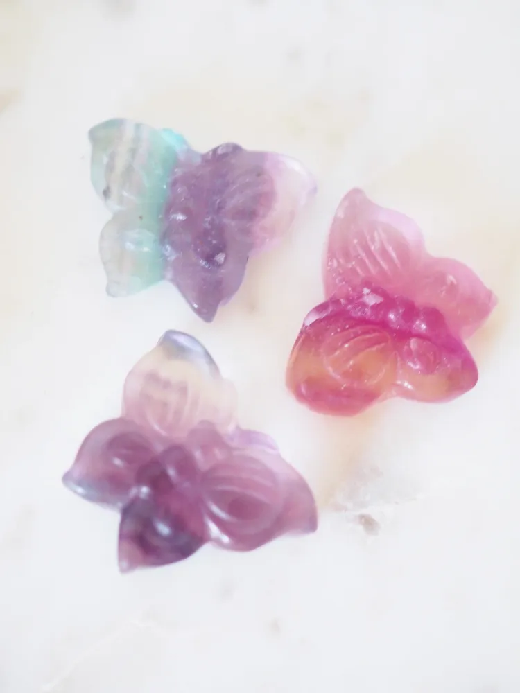 Regenbogen Fluorit Schmetterling Gravur . Mini Carving ca. 1.5 cm - aus China