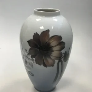 Royal Copenhagen Vase Nr. 2660/1099 mit rotbraunen und weißen Blumen