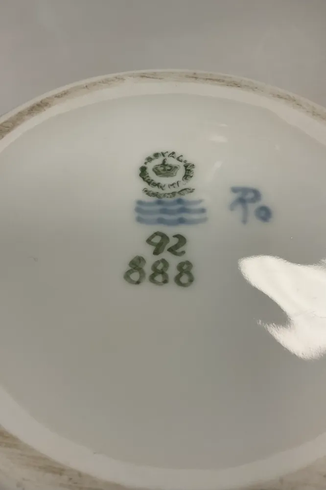 Royal Copenhagen Vase med Låg /Urne No. 92/888 med Blomster Motiv