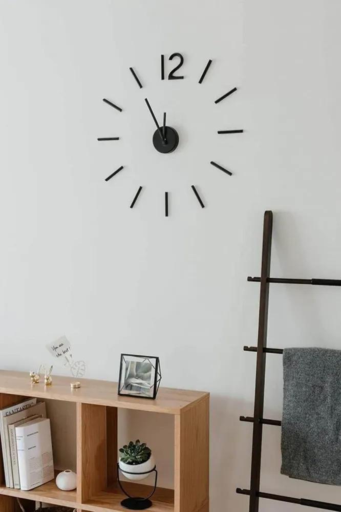 Umbra BLINK DIY Quarz Wanduhr ohne Rahmen als Wanddekoration aus Metall mit Ziffern zum Aufkleben