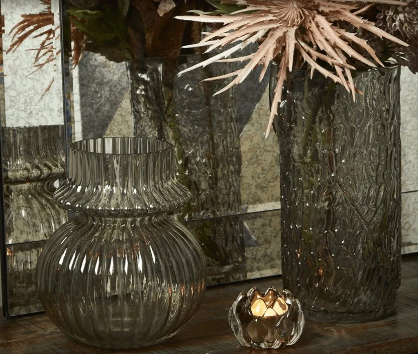 Vase mit Rillen - rauchfarbenes Glas