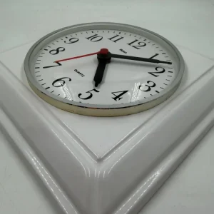 Vintage Wanduhr von Mebus für Mebus weiß schwarz rot Keramik Glas