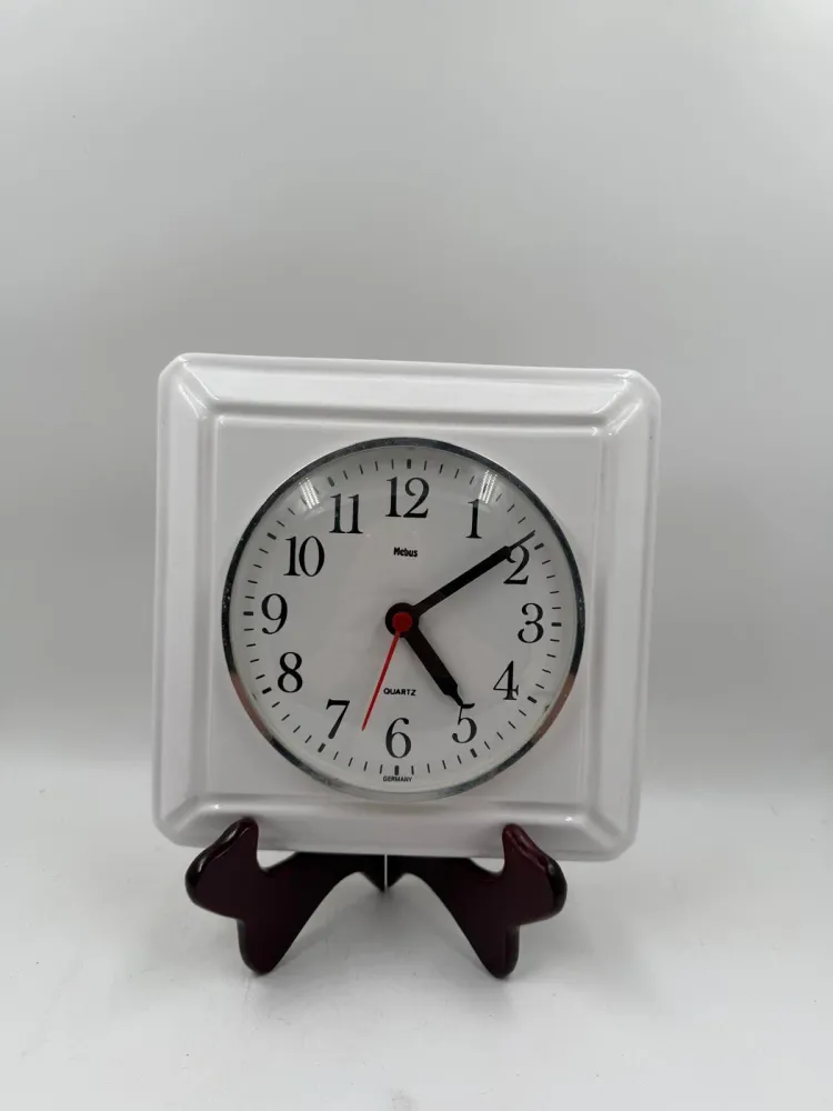 Vintage Wanduhr von Mebus für Mebus weiß schwarz rot Keramik Glas