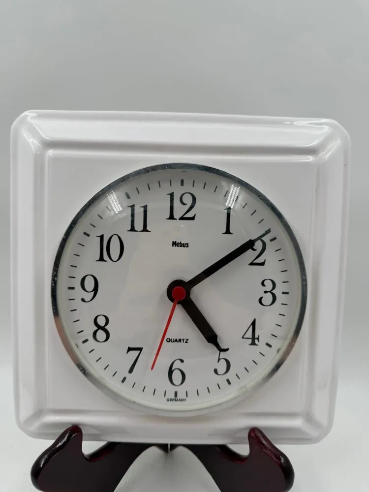 Vintage Wanduhr von Mebus für Mebus weiß schwarz rot Keramik Glas