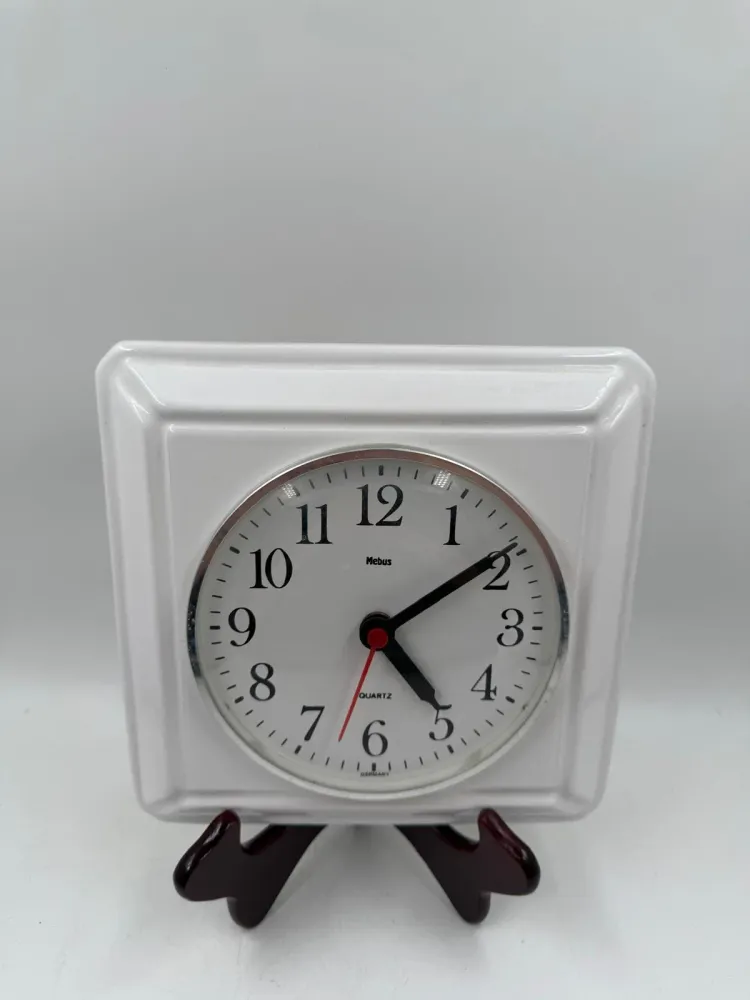 Vintage Wanduhr von Mebus für Mebus weiß schwarz rot Keramik Glas
