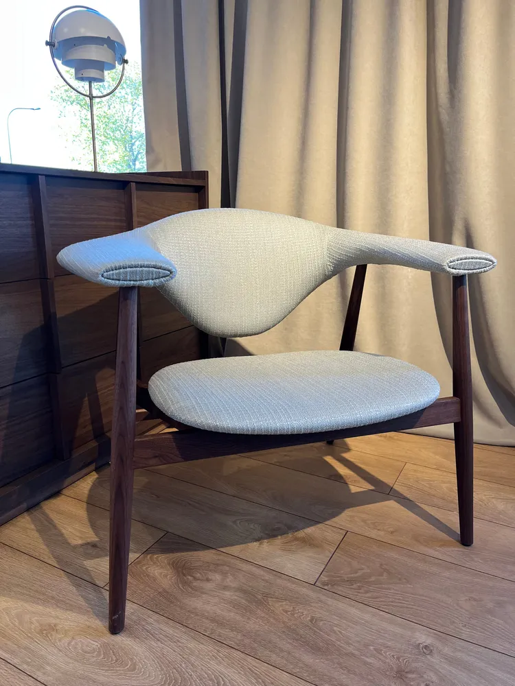 Beiger MASCULO Sessel mit Nussbaumfuß
