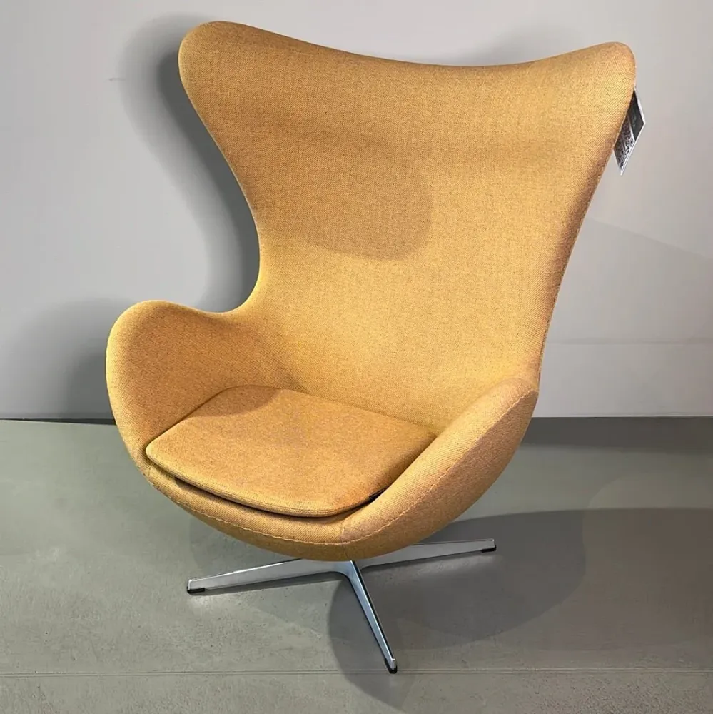 Fritz Hansen / EGG / Sessel mit Hocker