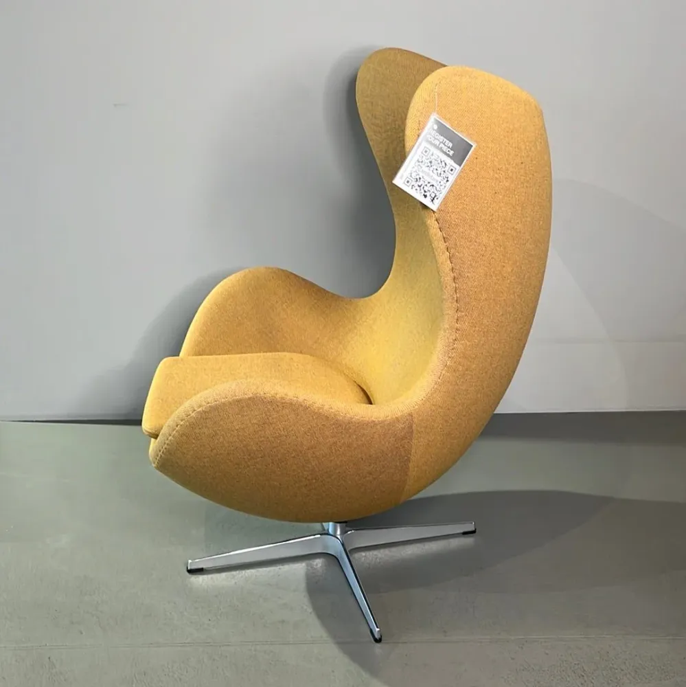 Fritz Hansen / EGG / Sessel mit Hocker