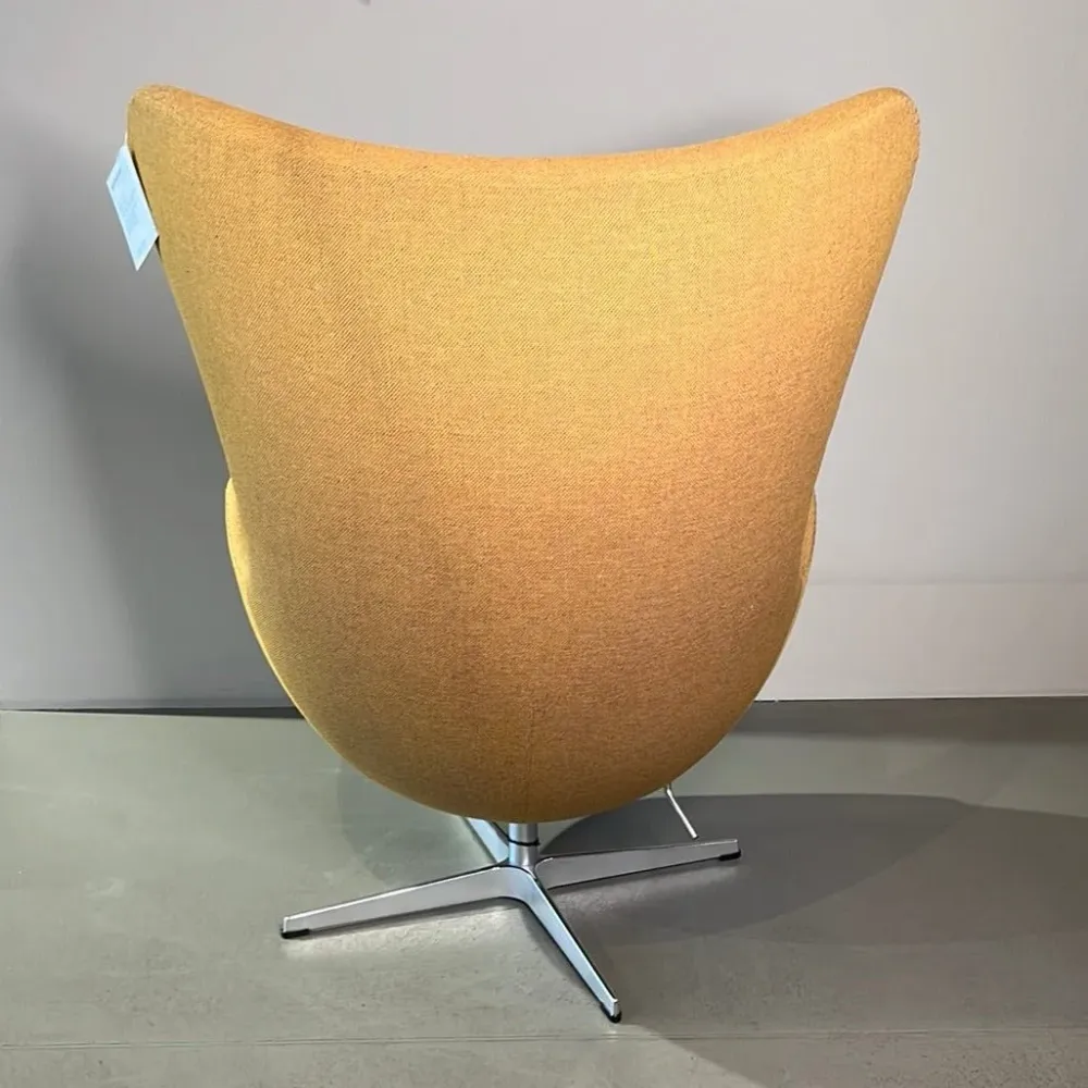 Fritz Hansen / EGG / Sessel mit Hocker