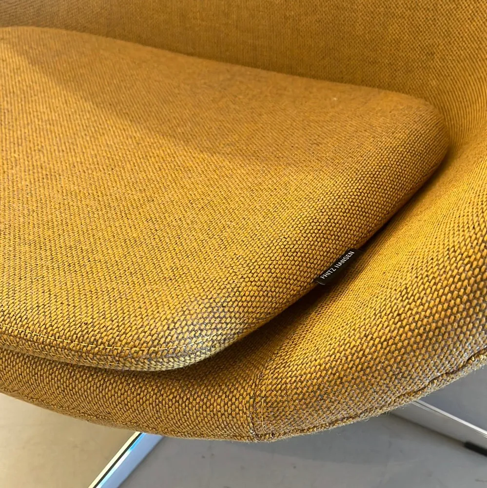 Fritz Hansen / EGG / Sessel mit Hocker