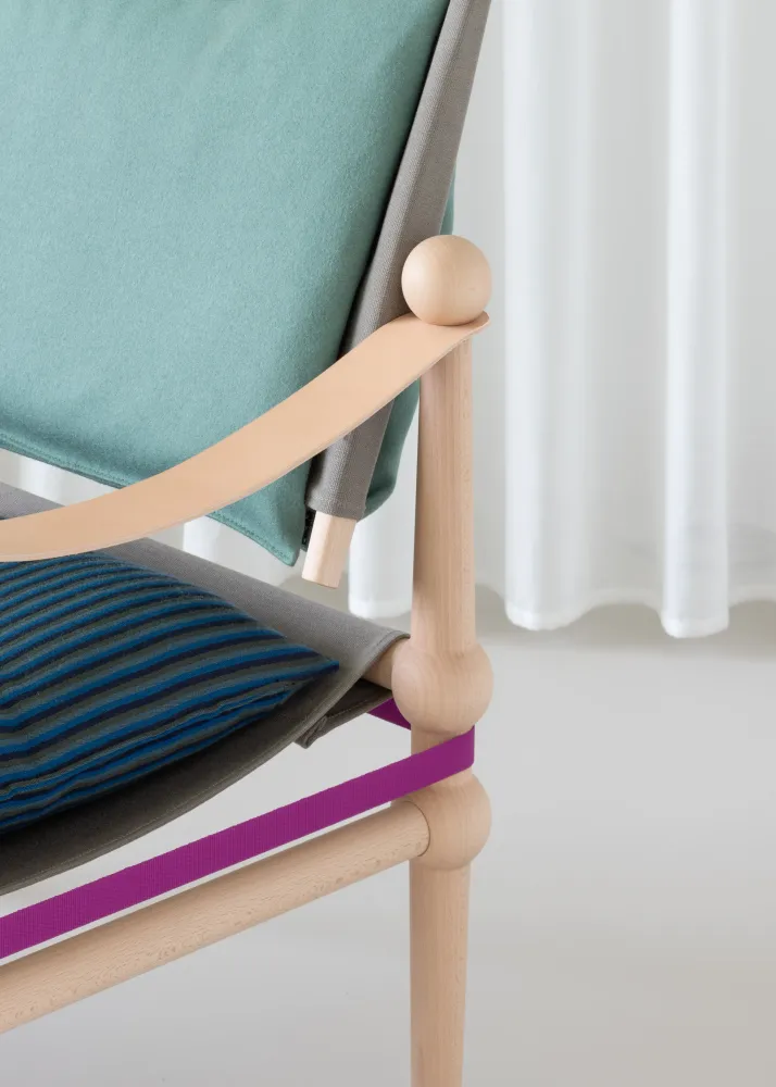 TWAIN blauer Sessel mit hellem Buchengestell